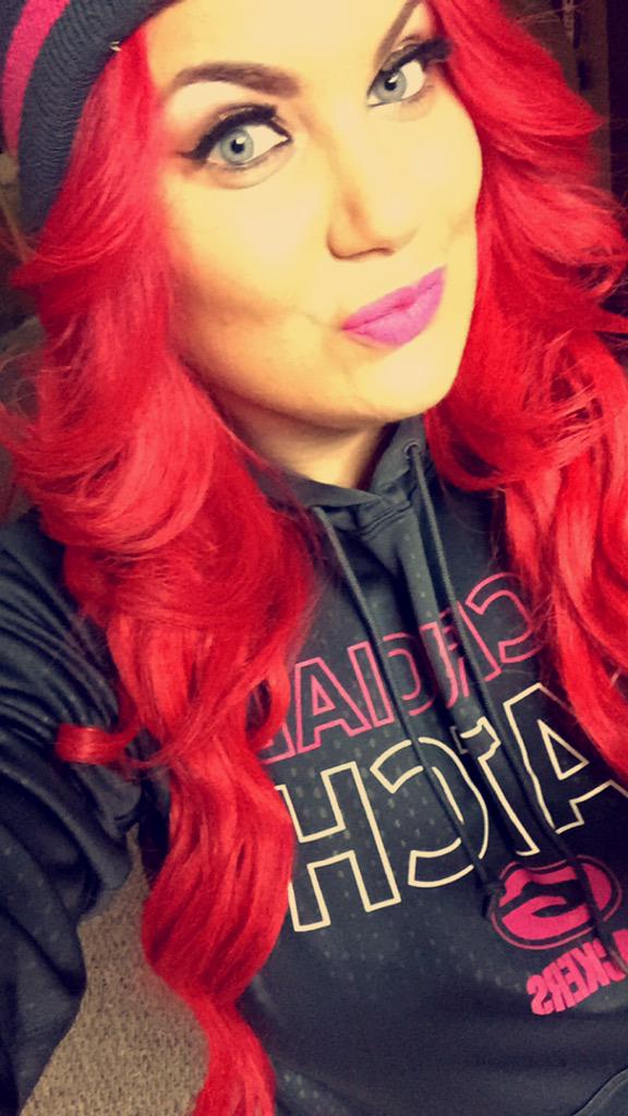 FayeSaad's tweet photo. #NFLGameday @packers #GoPackGo #crucialcatch #BreastCancerAwarenessMonth #PinkOctober #PINKGameOn http://t.co/cJFYxk6oDz