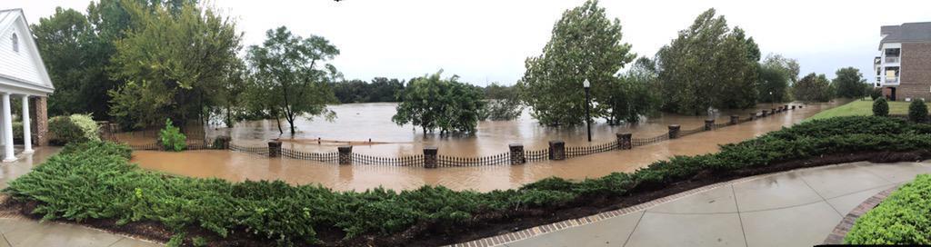 DrinkingTicket's tweet photo. Current views of the Riverwalk completely submerged underwater. http://t.co/w308iQztjT