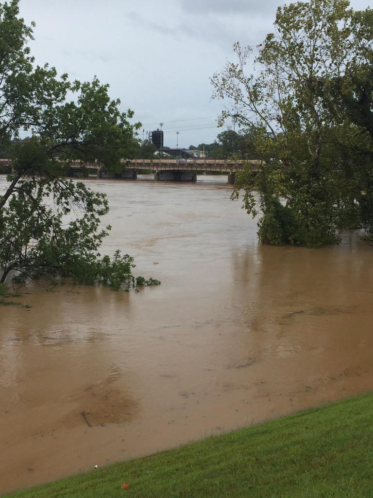 DrinkingTicket's tweet photo. Current views of the Riverwalk completely submerged underwater. http://t.co/w308iQztjT