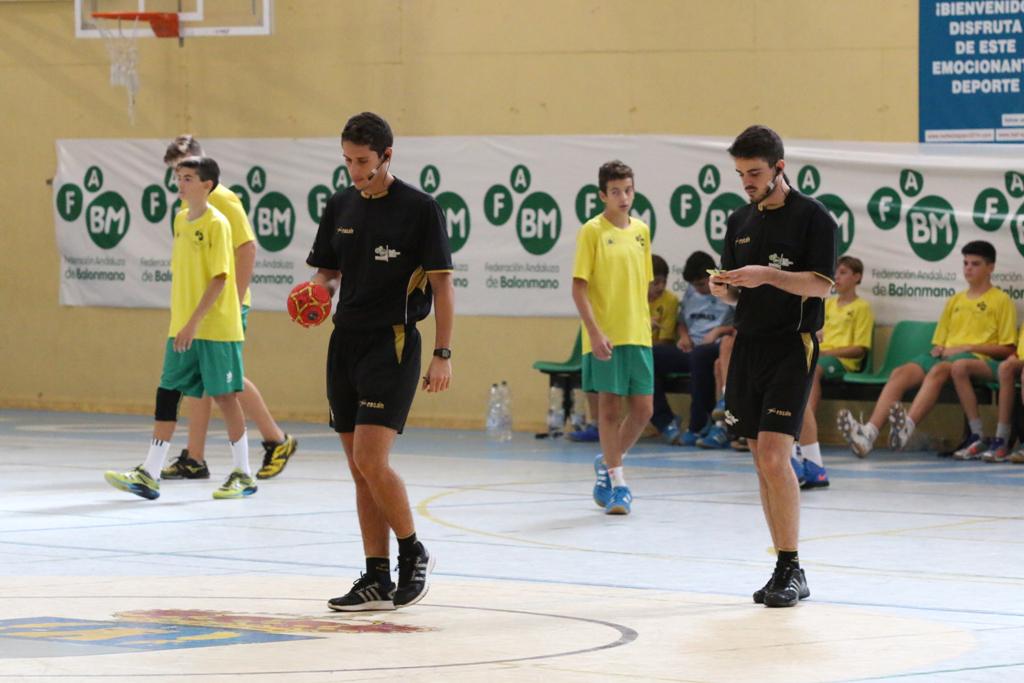 FABM_Malaga's tweet photo. Y nuestros flamantes colegiados @DeividM94 y @armando_perez93 pitando la final infantil masculina @CTArbitral_MLG http://t.co/aUB0hmwEae