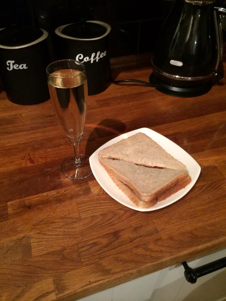 1Danny_G's tweet photo. @dazzlerofcas @ScaryLady Been a while but I thought this was worth it, fishfinger sandwich and prosecco #dansdinners http://t.co/JOKG2sfvOn