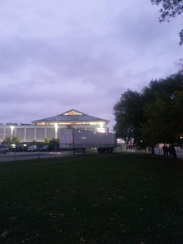 7:05AM! WE SURVIVED! Good morning Hot site! It's been a slice!  #ACNUIT15