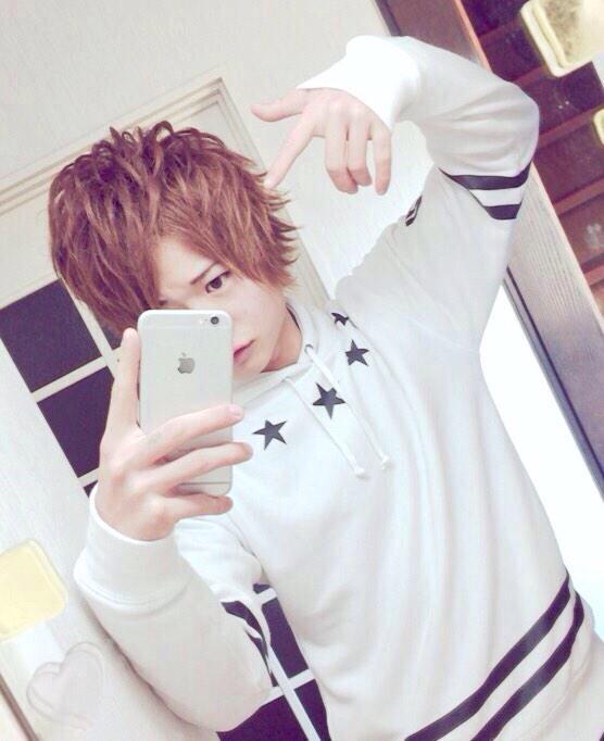 prince8_aaa's tweet photo. メンバー。無流。持ち前のルックスとこなれたヘアセット巧みに口車に乗せ抱いた女は数知れず。年中無休のさかり人。
今夜も誰かが餌食になっているであろう。そう明日はこれを見ているあなたかもしれない… http://t.co/V6xSECV4iH
