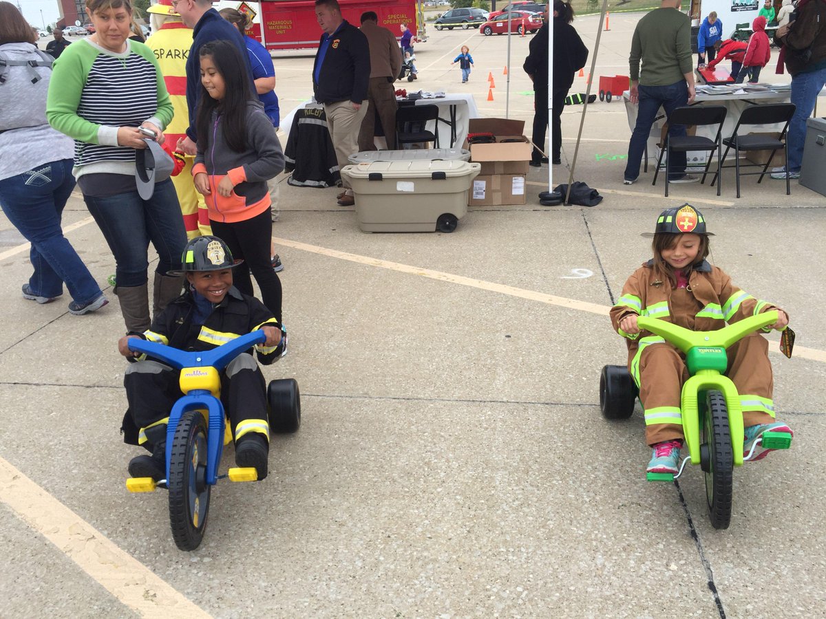 DerbyDragons's tweet photo. These @DerbyDragons are kicking of fire prevention week with our partners at Como Fire Dept #dragonsafety http://t.co/tUGDaZlLCL