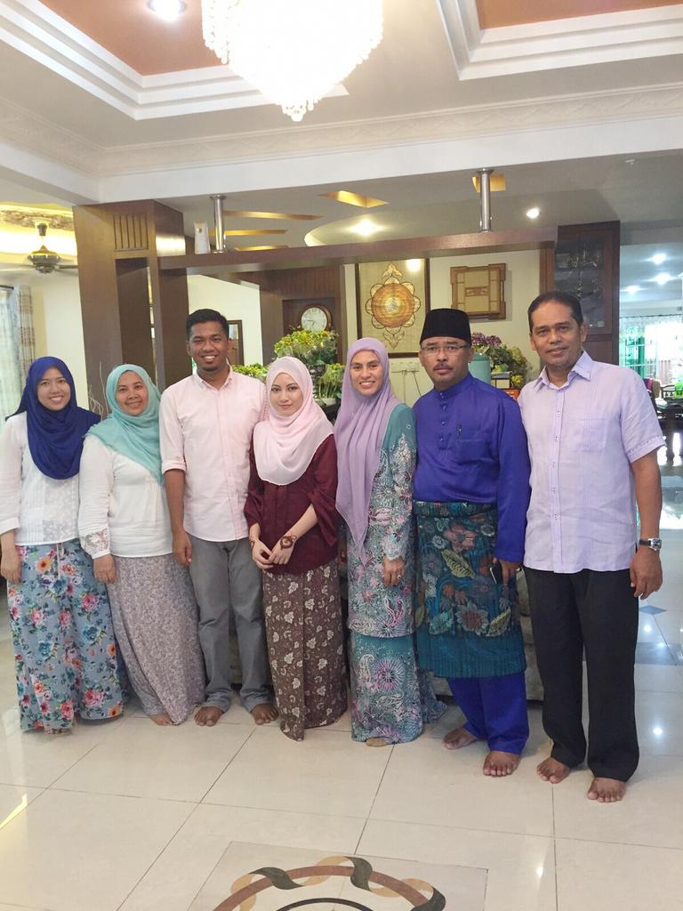 NUR_SHAZZANA's tweet photo. A day before third wedding...with menteri besar malacca...#exutem http://t.co/zxuObnzCQZ