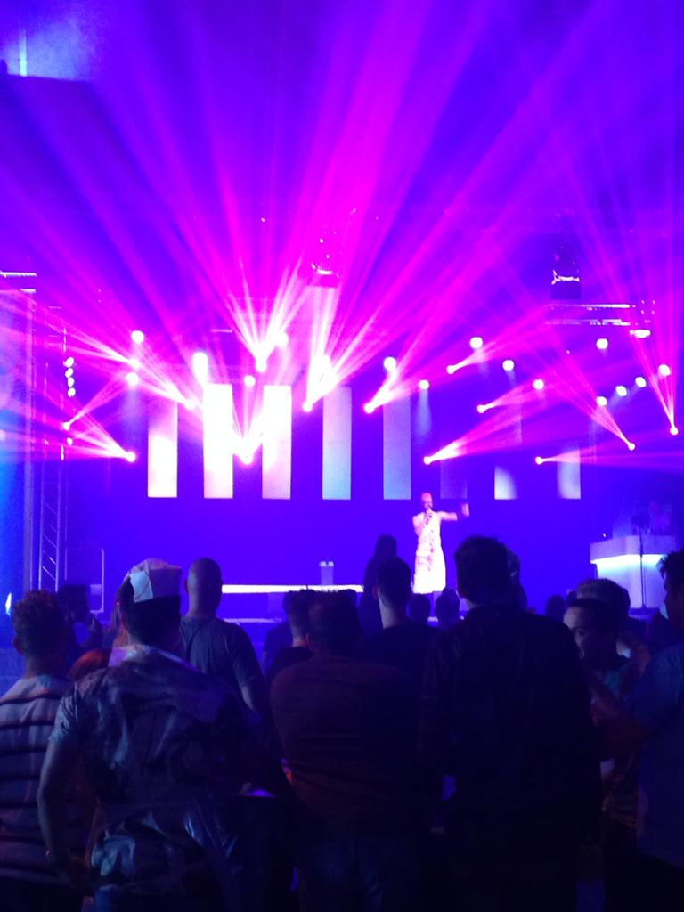 strooipop's tweet photo. De zingende schlager en zijn vleesbingo maken er een mooi fisje van! http://t.co/P4FmNHObo8