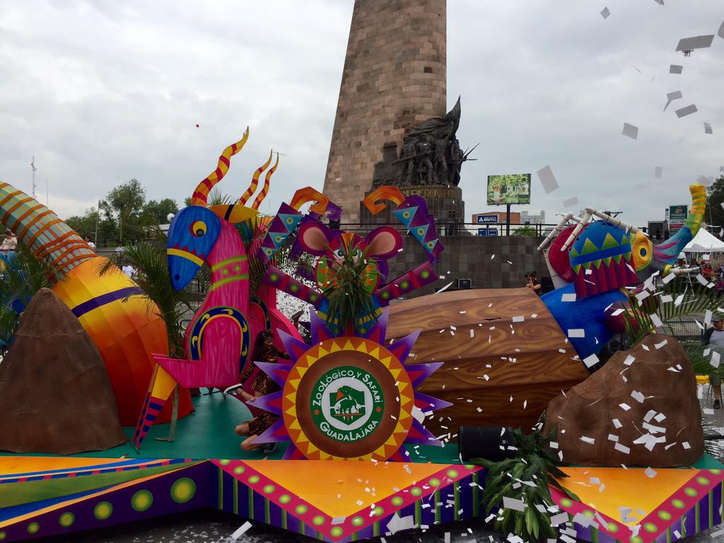Secturjal's tweet photo. @JaliscoEsMexico presente en el desfile inaugural de las @octubrefiestas #FOG2015 50 aniversario @EnriqueRamosFl1 http://t.co/JJqfEtlasA