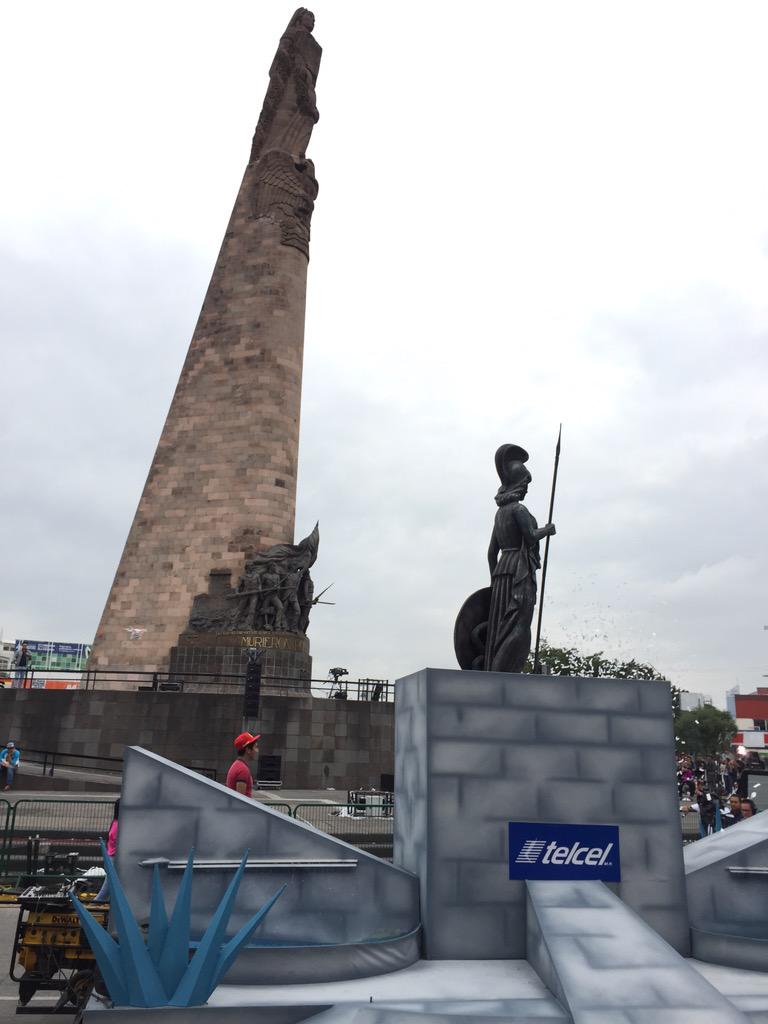 Secturjal's tweet photo. @JaliscoEsMexico presente en el desfile inaugural de las @octubrefiestas #FOG2015 50 aniversario @EnriqueRamosFl1 http://t.co/JJqfEtlasA