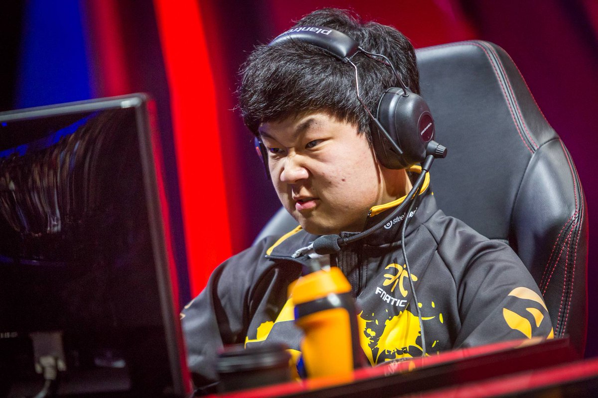LoLUKN's tweet photo. Cloud 9 fast push starter pack #Worlds http://t.co/ppeb4d1ppu
