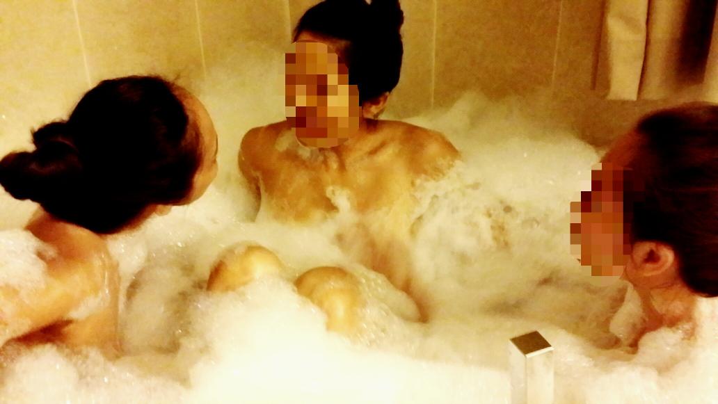 CuriousCoupleCA's tweet photo. This lifestyle thing is dirty business 😍

#swingers #sexy #asiangirls #wifeswap #whatsyourfantasy  #bubblebath http://t.co/CFjKKV9Itx