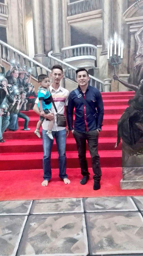 syahirah_nordi's tweet photo. @Erry_Putra with brother in law . 😊 anak nakan aku confom takot ngn patung sebelah erry tu 😂
#erryputra
#irfanhaziq http://t.co/6FUCqeZEM4