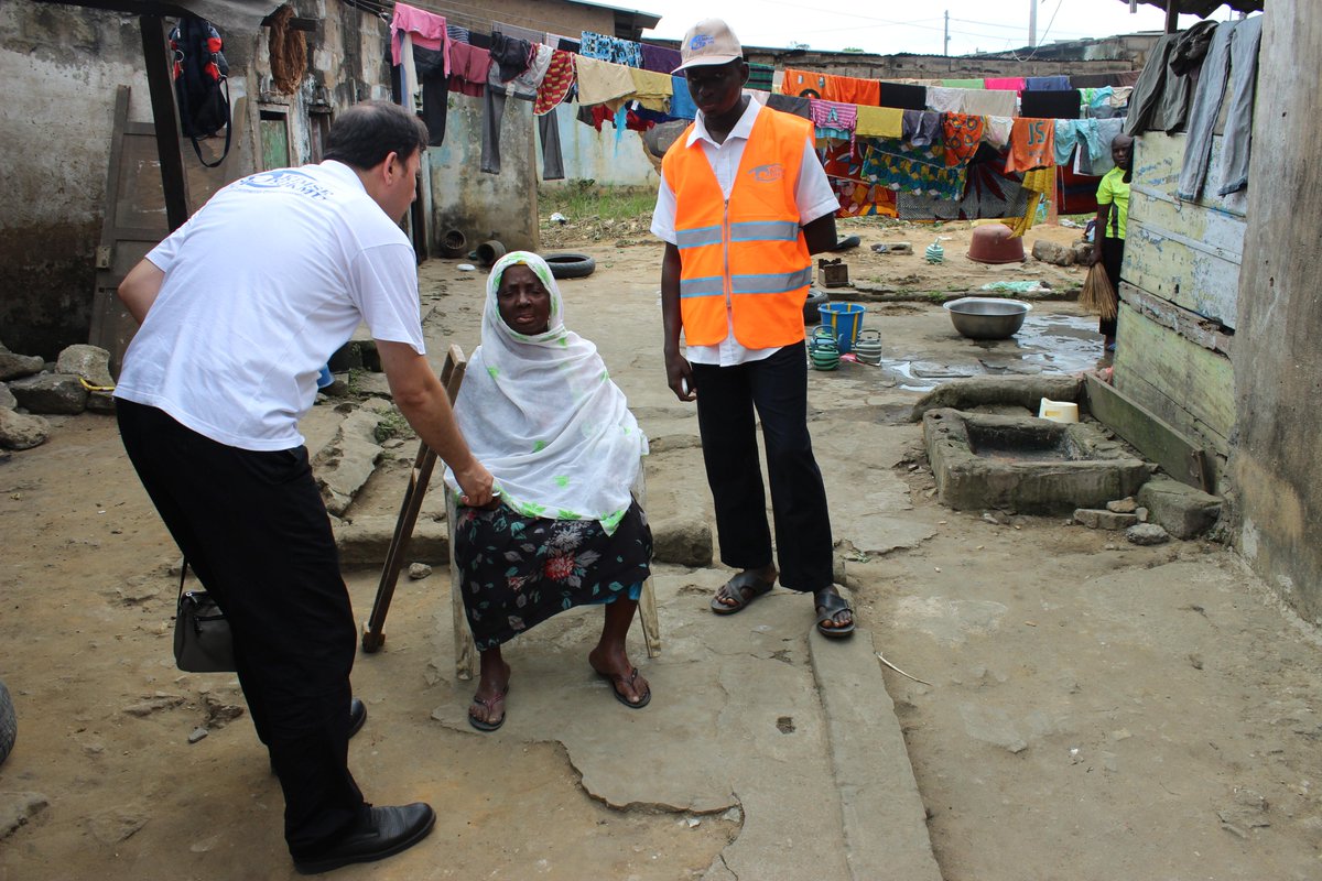 kym_fr's tweet photo. Les volontaires de #KYM ont distribué des bons aux nécessiteux avant la distribution de sacs de viande #Côted’Ivoire. http://t.co/moccGGgMyV
