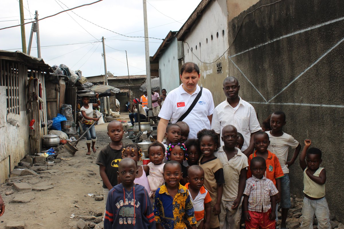 kym_fr's tweet photo. Les volontaires de #KYM ont distribué des bons aux nécessiteux avant la distribution de sacs de viande #Côted’Ivoire. http://t.co/moccGGgMyV