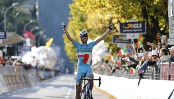 Vincenzo Nibali a braccia alzate sul traguardo al Giro di Lombardia 2015.