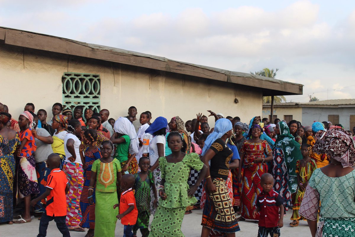 kym_fr's tweet photo. Nous aussi, en tant que #KYM, nous croisons les doigts pour que ce #Bonheur dure éternellement en #Côte d’Ivoire. http://t.co/bYvIKmvqqf