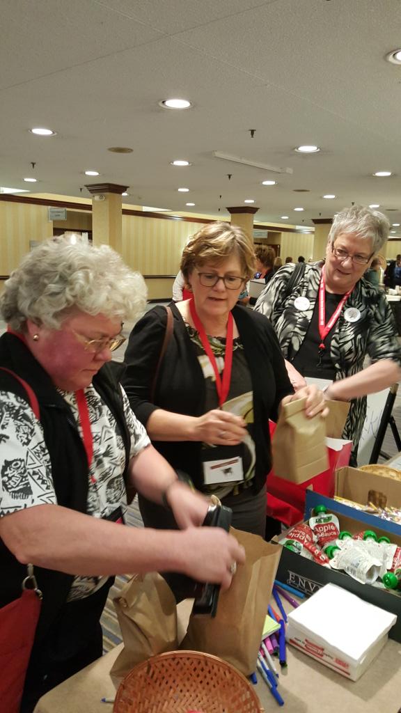wkgpartnerships's tweet image. Nurses @mnnurses annual convention pack snacks for kids f/@FamilyPartner #next100 #unionsvolunteermn @StPaulLSRC
