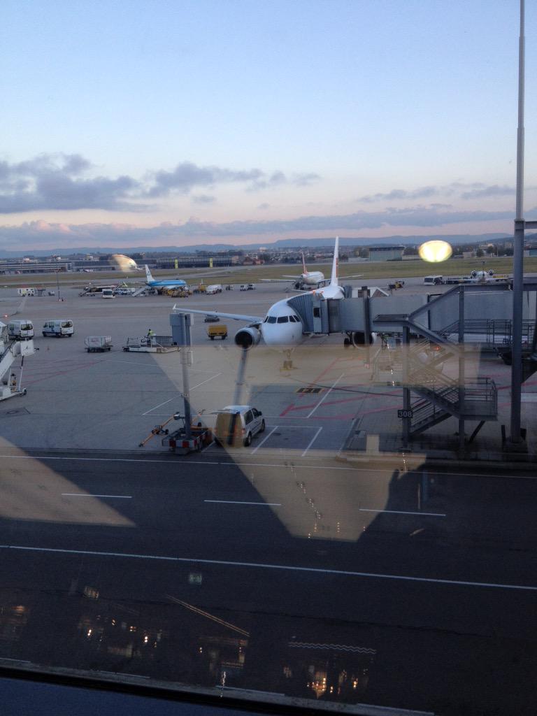 MotorenMarcha's tweet photo. Subiendo al avión, rumbo a Perú vía Madrid http://t.co/kt66n5M0Ci