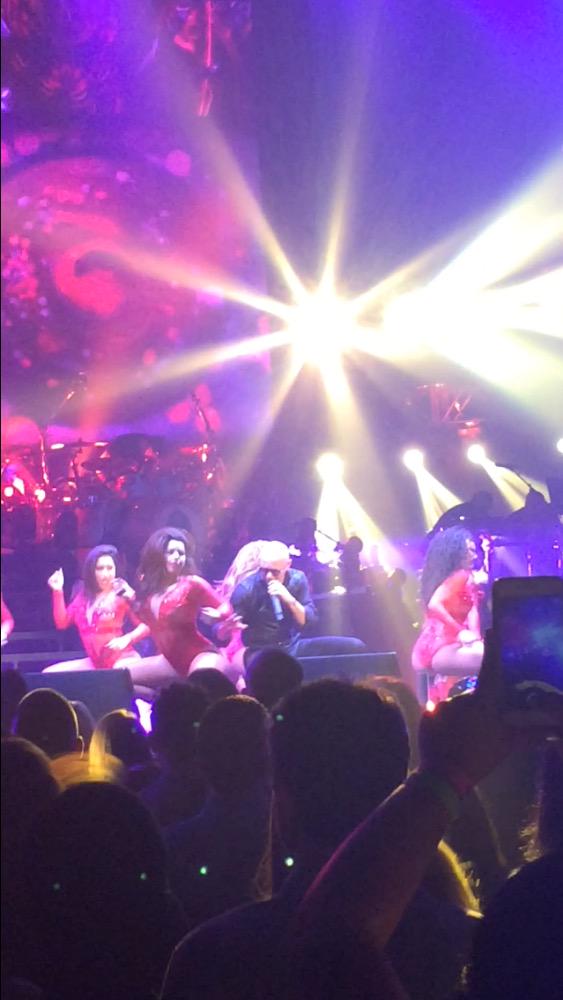 LoveRegulo's tweet photo. @pitbull eres mi nuevo Chente papi!!! vegas cnt feel my feet!! my cane didnt stop me!! 🎉🎉🎉 @Spotify @DiRealShaggy http://t.co/f7dJ28XS6h
