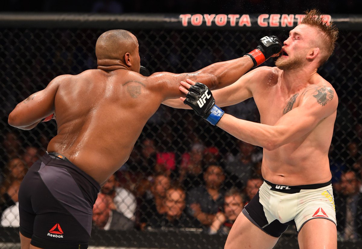 ufc's tweet photo. Cormier outlasts Gustafsson for split decision
Story: http://t.co/W1wjRW3a4i http://t.co/eWXRnxIQ7m