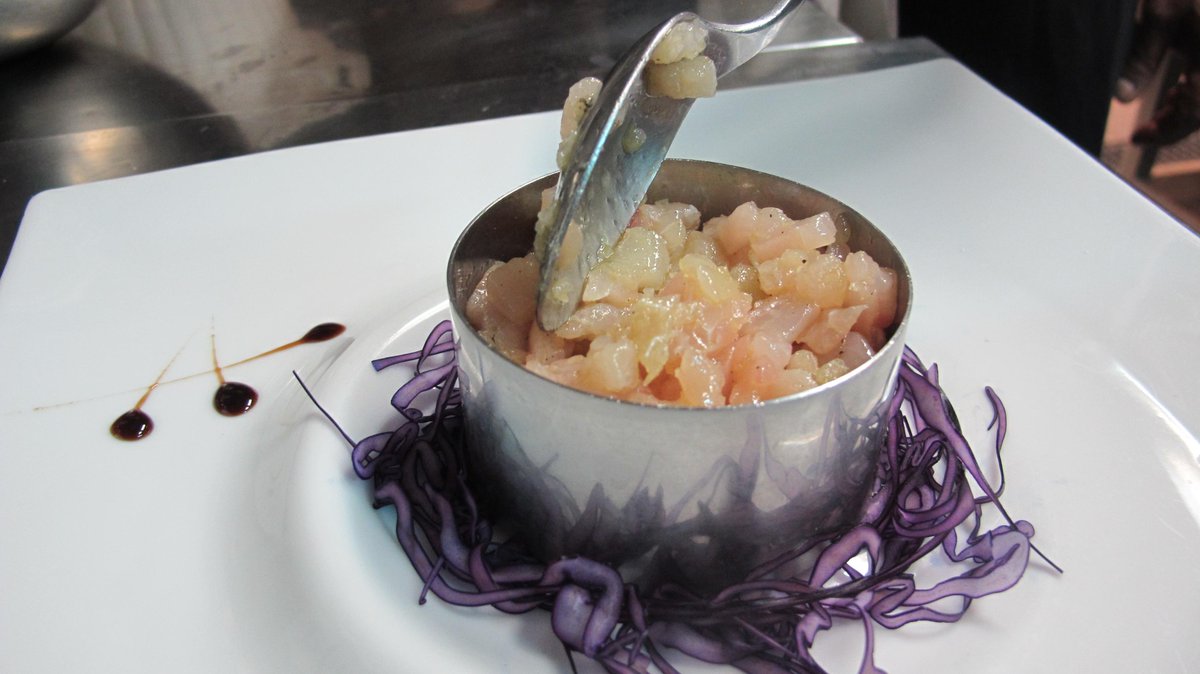 BiancaMilano's tweet photo. che dite per stasera ci prepariamo una bella tartare di ricciola?
giusto per tenersi leggeri... http://t.co/5EeUCUQlLS