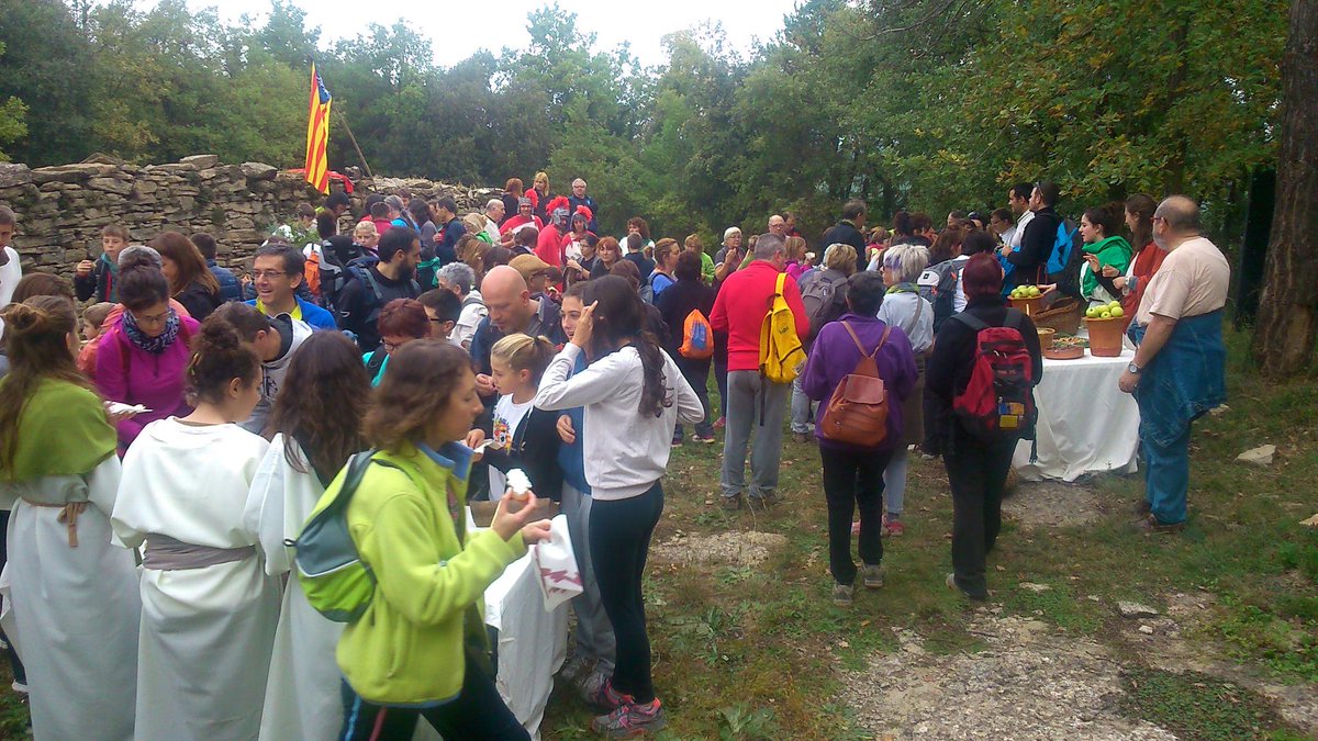 Clio_deries's tweet photo. El mercat dels aliments al Casol de Puigcastellet #Folgueroles
#capdesetmanaiber 2015 #arqueologia @macarqueologia http://t.co/wjqYLqtWUH