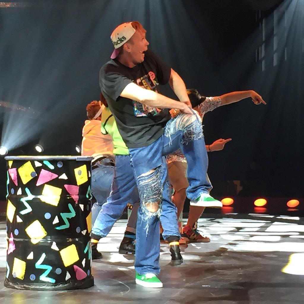 Nyt kaikki soittamaan kroppaa! #VoitollaYöhön #JukkaRasila <a href="/seopetriii/">Petri Nygård</a>