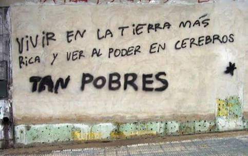 caminantes_10's tweet photo. Las paredes son el periódico del pueblo. http://t.co/ZxtoJL6eOG