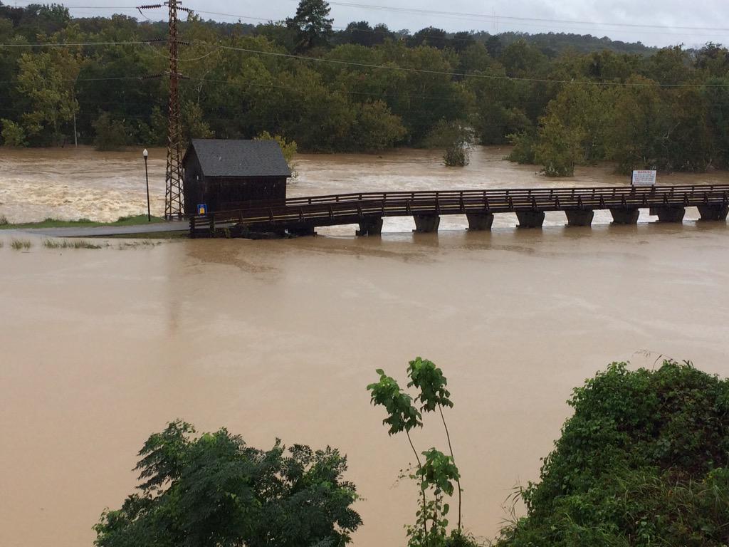 LowndesMac's tweet photo. Wow! Flooding at riverfront park in Columbia, SC http://t.co/vsTUu8QtGZ