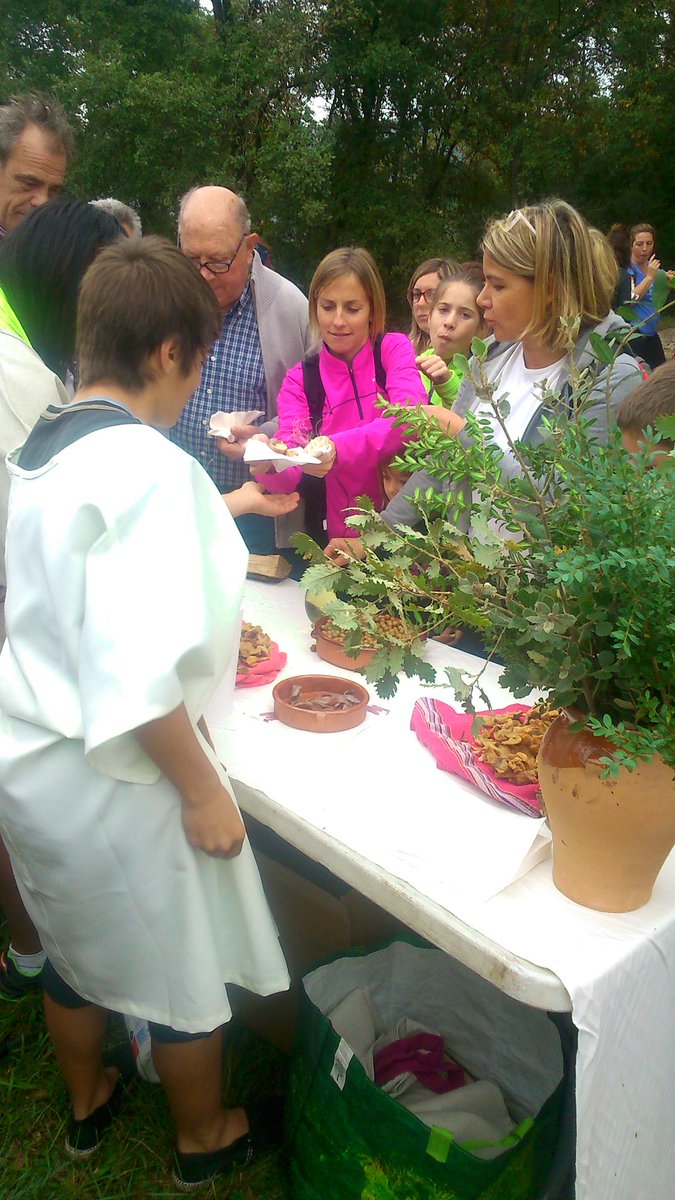 Clio_deries's tweet photo. Ambient d mercat d'aliments al #capdesetmanaiber, Casol de Puigcastellet, #Folgueroles
#arqueologia @macarqueologia http://t.co/yF6ZnAuG3g