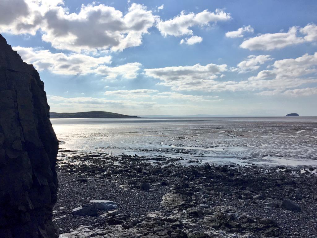 girlsinpolkadot's tweet photo. What Sundays are all about 🌾 #feelingbreezy #seafrontwalks http://t.co/ayeFWozl08