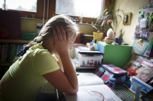 LaVanguardia's tweet photo. ¿Los deberes deben abolirse o mantenerse? Un exceso es causa de estrés/ansiedad en familias http://t.co/LKprYdohCW http://t.co/EmCrnNSgbD