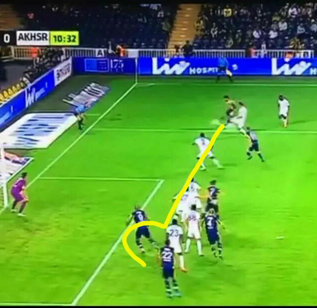 GalaFans's tweet photo. Arkadaşlar yanlış görmüşüz Fenerin golünde ofsayt yok http://t.co/kmVJhqvbpM