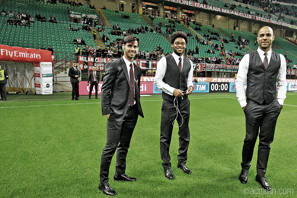 Less than 1 hour before the kick-off of #MilanNapoli! Meno di un'ora al calcio d'inizio di Milan-Napoli! #ForzaMilan