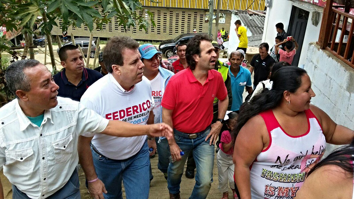 EugenioPrietoS's tweet photo. Seguimos recorriendo la ciudad, conversando con la gente en su territorio. Hoy #EquipoFE en la comuna 3!! #Creemos!! http://t.co/BAwp8mU4ai