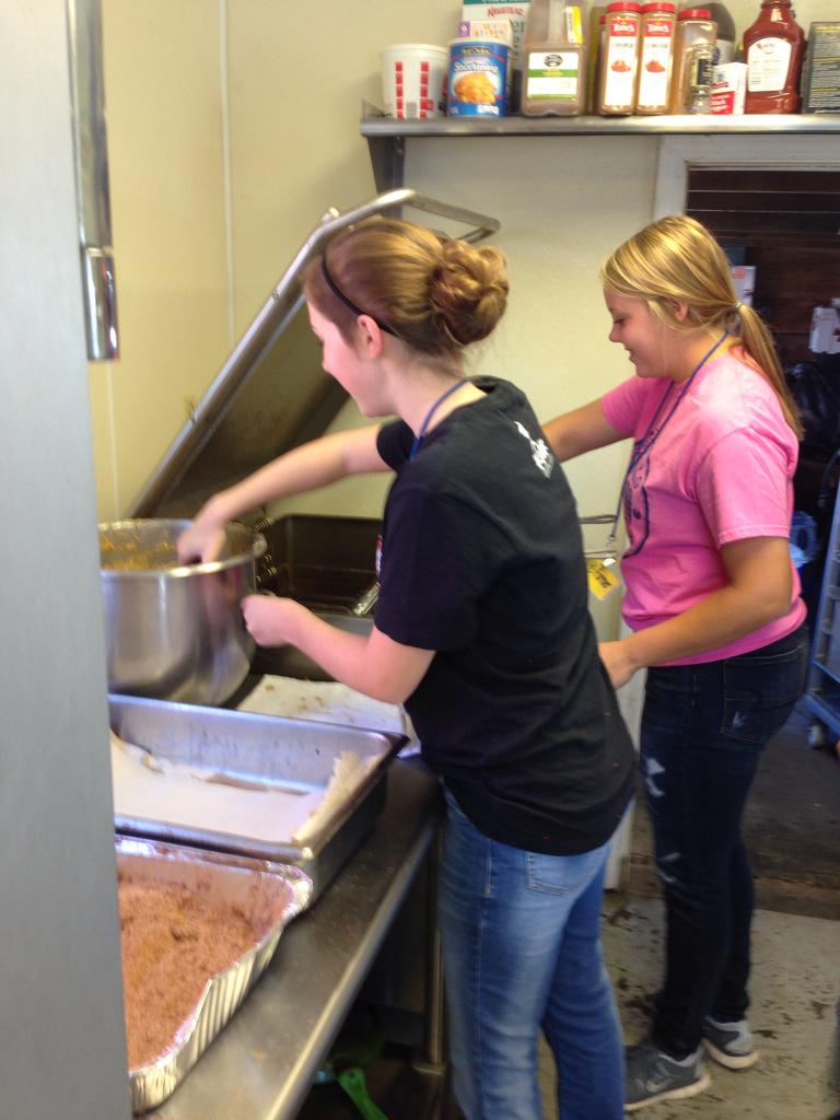 mathGENArator's tweet photo. @PCHSstuco kids volunteering at Farmers House during Apple Fest!@PCHSHalls #farmershouse #stucoservice http://t.co/Xn5qSBrRDT