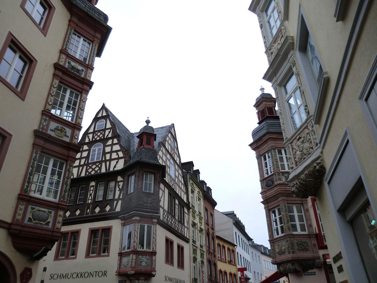 MegaKoblenz2016's tweet image. Dat is Kowelenz #11: Die "Vier Türme" - ein Ensemble von vier historischen Häusern mit verzierten Erkern.