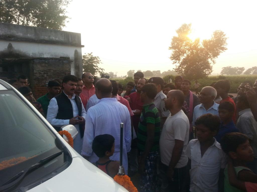 shewale_rahul's tweet photo. बिहार निवडणुकीसाठी  शिवसेनेची भुमिका  मतदारांसमोर (तारापुर मुंजर ,बिहार ) येथे मांडताना ... http://t.co/qYK8vb7FMq