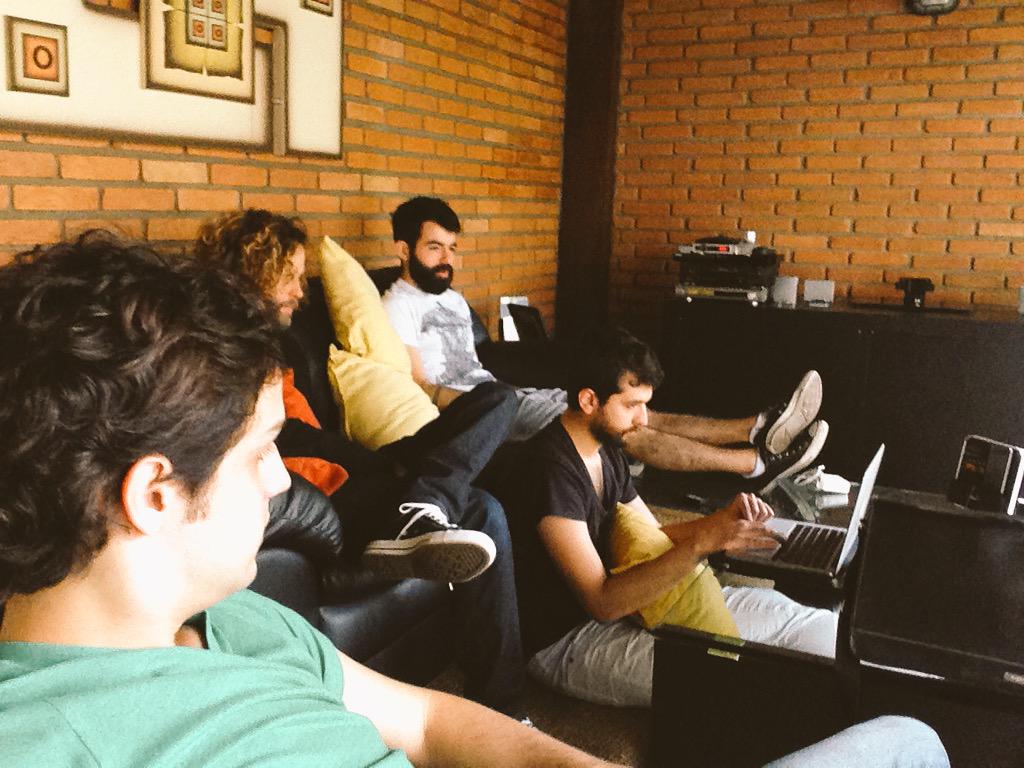 indigosrock's tweet photo. Rough Mix de "Essa é minha Vida"! Em breve clipe... #indigosoficial #vivaorocknacional http://t.co/KofaOQP6BV