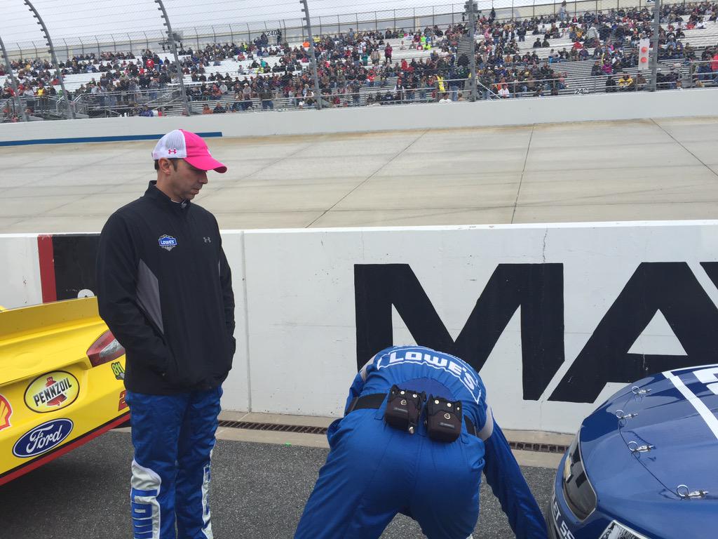 TeamHendrick's tweet photo. Crew chief Chad Knaus watches on as final touches are put on the @LowesRacing Chevy!
#ChasePerspective http://t.co/jrM96mwOXW