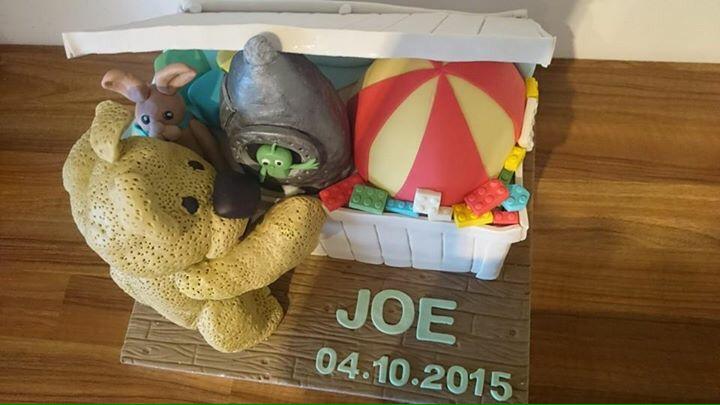 busybeecakes's tweet photo. A toy chest for baby Joe to celebrate his birthday http://t.co/vbGrhamgDX