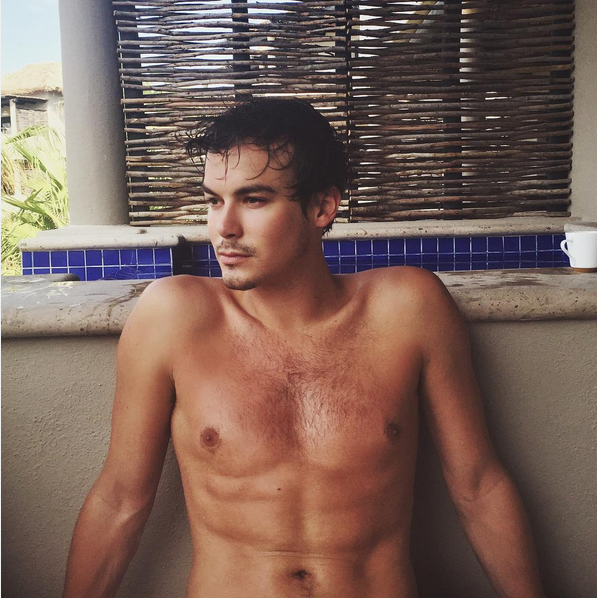 PLLonMax's tweet photo. We officially declare today… #ShirtlessSunday! 😍 #PLL (via @tylerjblackburn) http://t.co/Uwcvg3sNRA