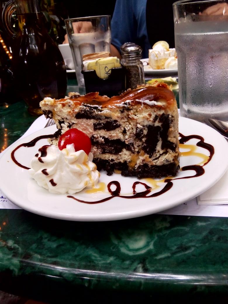 Turisteandoando's tweet photo. Pecado #dominical ... Pastel de #chocolate y #Oreo http://t.co/oyx8KedadE