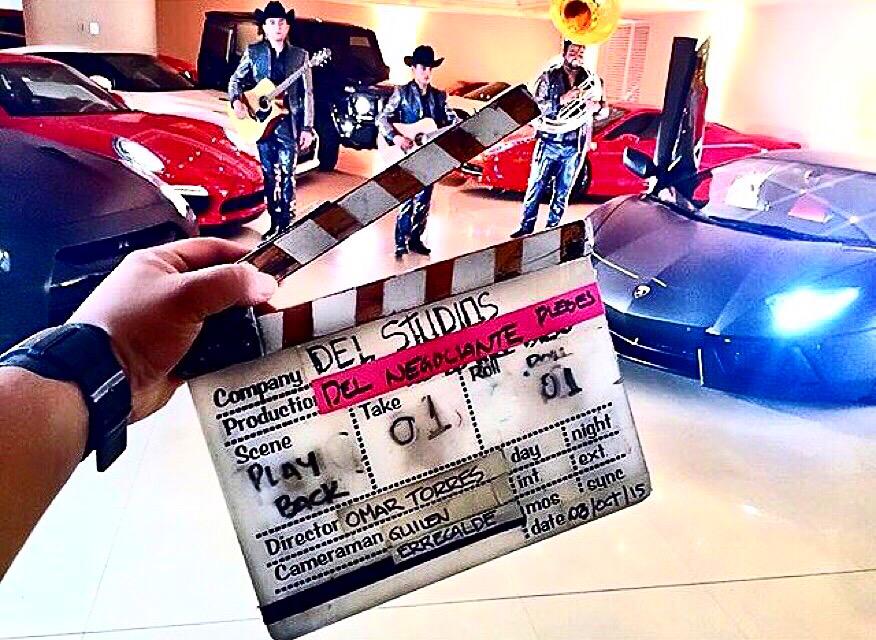 ReinasDeArielC's tweet photo. DETRÁS DE CÁMARAS 🎬🔴🔥 #LosPlebesDelRanchoDeArielCamacho #DELNegociante #DelRecords #DelStudios 🙏🔴🎸 http://t.co/YdPWPeUDDt
