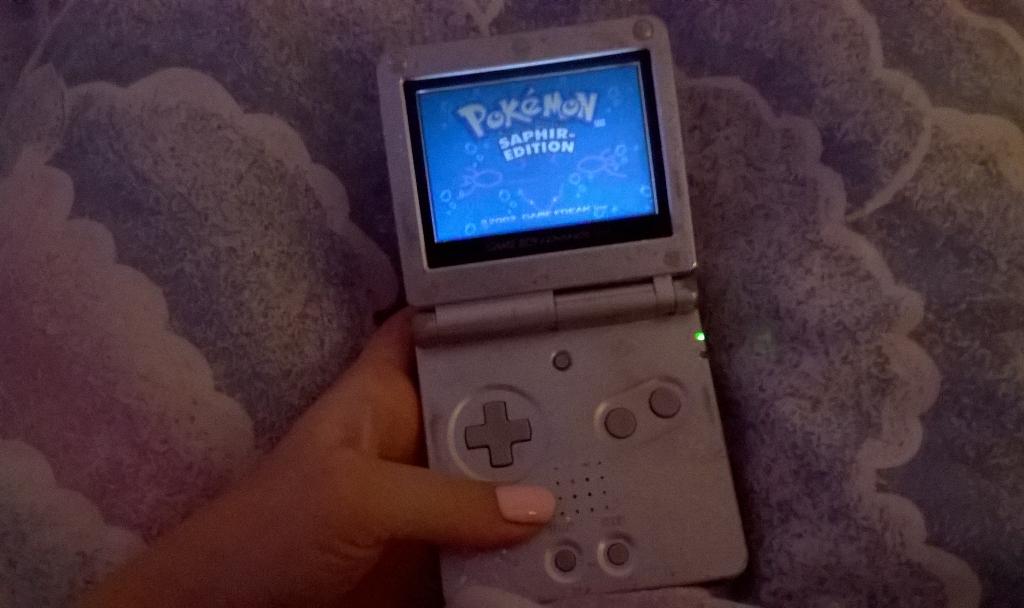 lelaaaaaoffical's tweet photo. Sunday evening goals #pokemon #gameboy http://t.co/LxlAhNFCbx