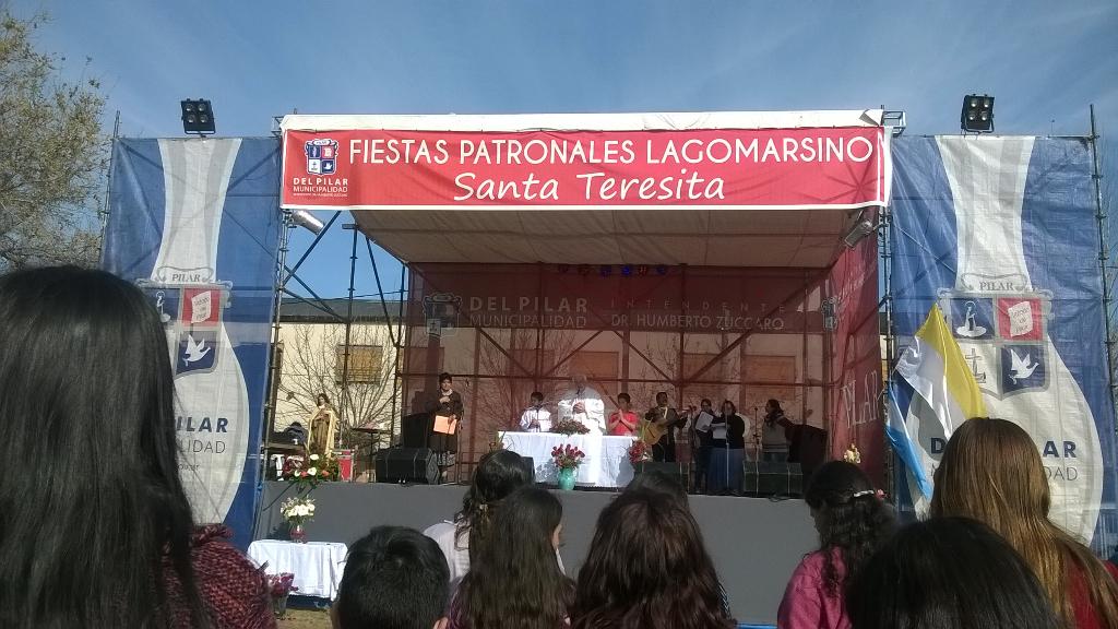 UMGE_Prensa's tweet photo. Fiestas Patronales de Lagomarsino - compartimos misa y procesión en honor a Santa Teresita. @CarmenZuccaro http://t.co/n8DKWPOilE