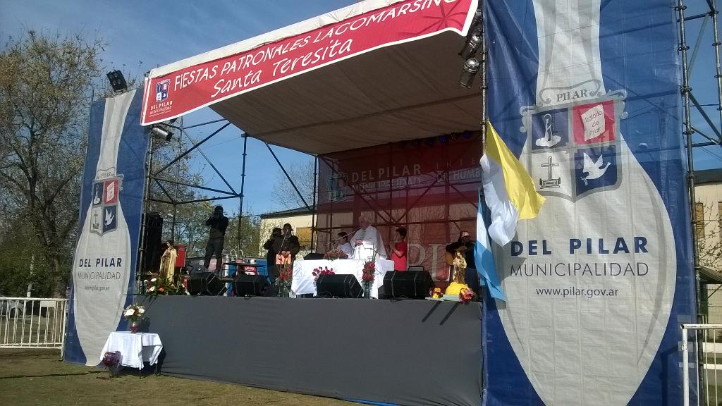 UMGE_Prensa's tweet photo. Fiestas Patronales de Lagomarsino - compartimos misa y procesión en honor a Santa Teresita. @CarmenZuccaro http://t.co/n8DKWPOilE