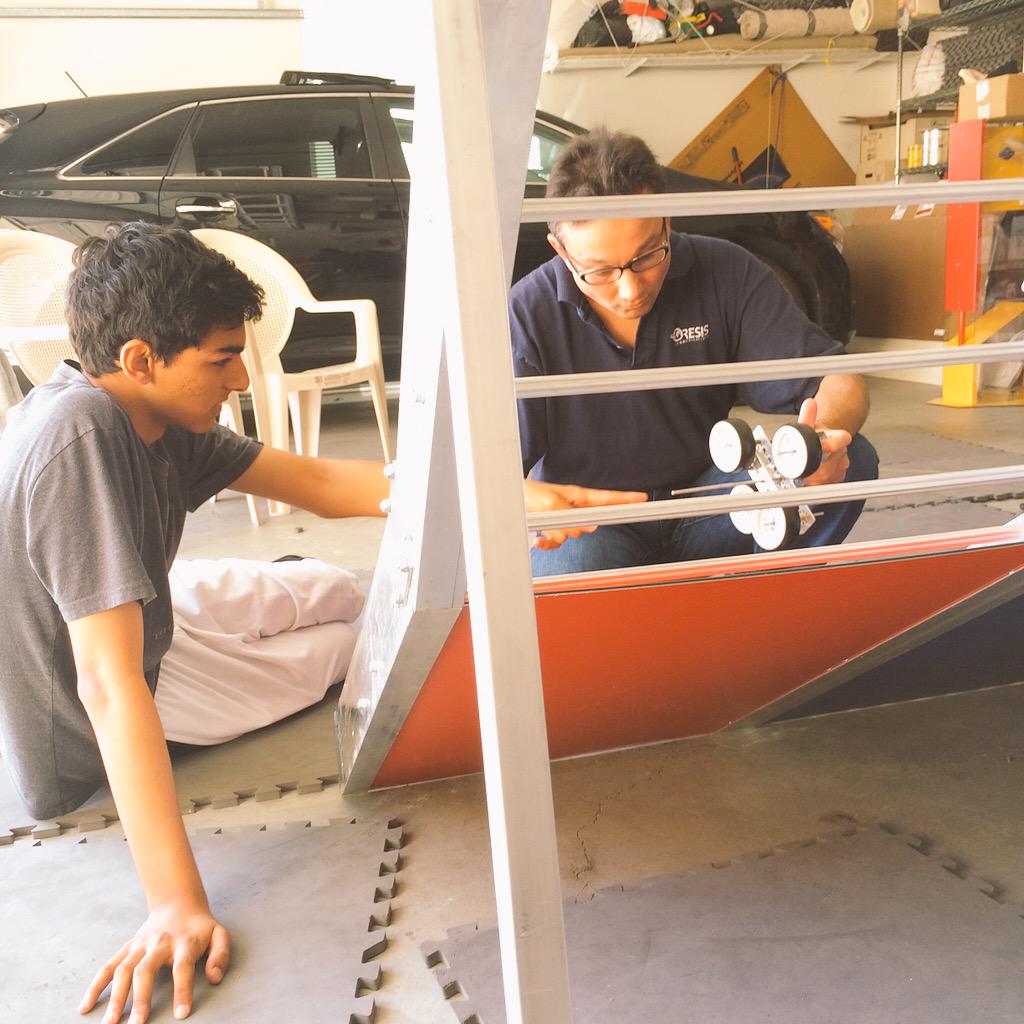 TeamRoboknights's tweet photo. weekend build sessions #robots #FTCResQ http://t.co/CoCLlLCDoW