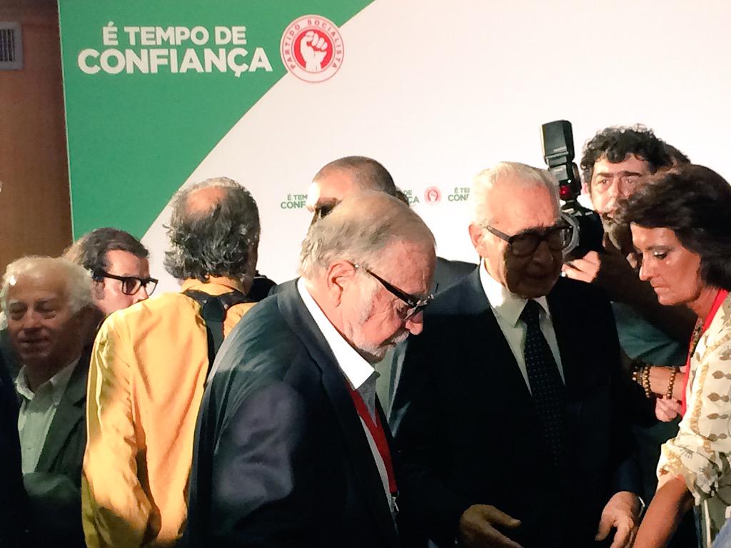 vanessasoucruz's tweet photo. Históricos já desceram. Costa deve estar quase a chegar #eleicoestvi24 #costa2015 http://t.co/45i7xHsx6W