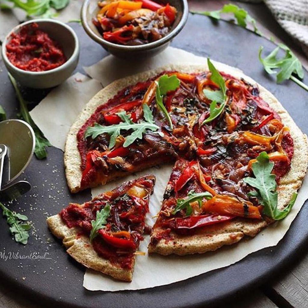 Quinoa Crusted Roasted Veggie Pizza 🍕🍃 by @myvibrantsoul_ 🌾