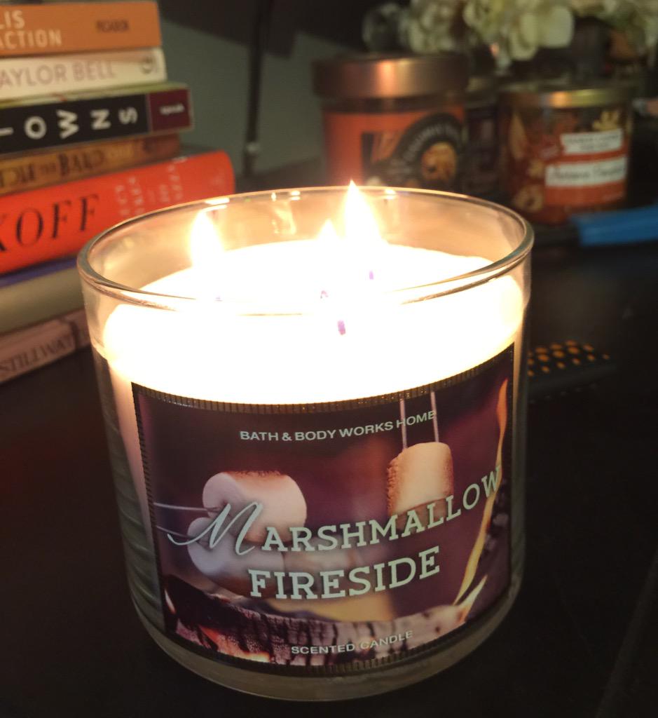 2EntendreBlog's tweet image. Off of a @KathleenLights1 recommendation 👌🏻🍁🍁 #smellsamazing #cozysunday
